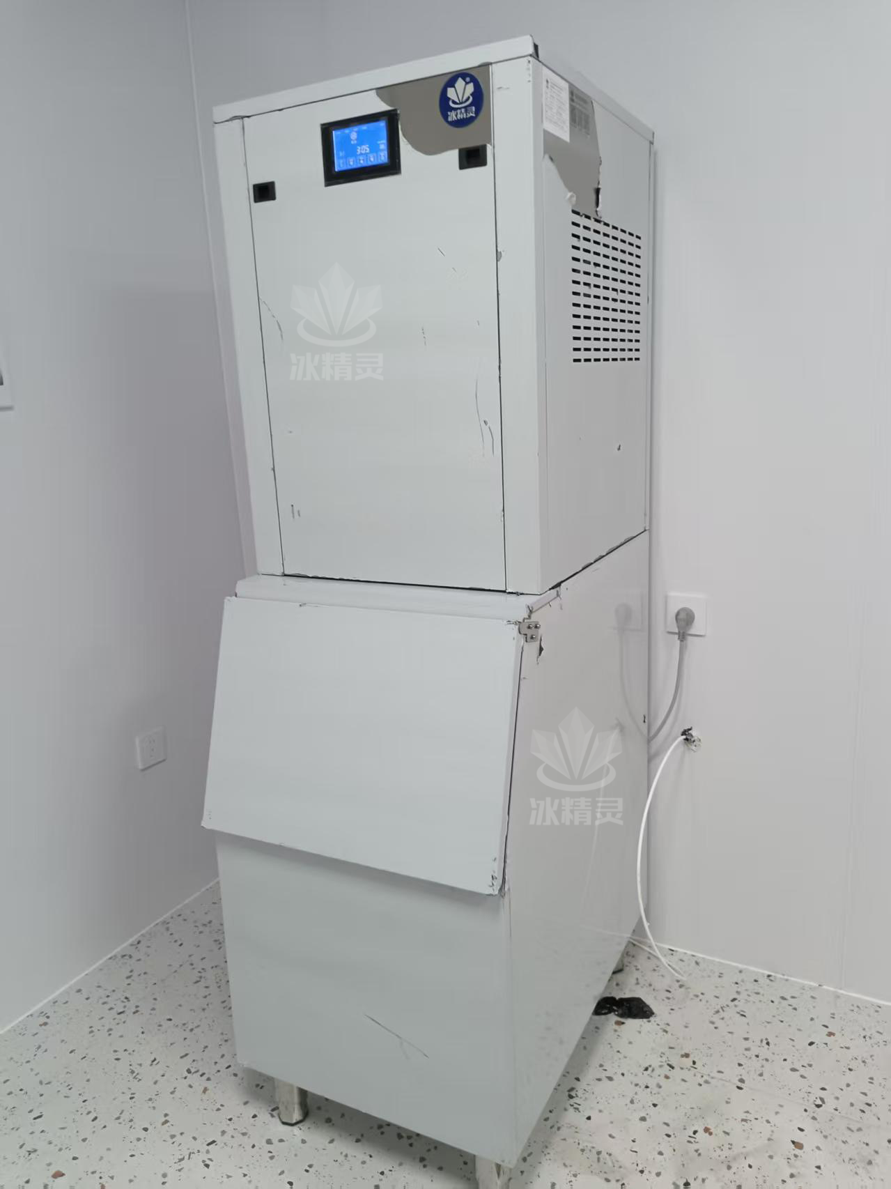 200公斤纯雪花制冰机交付广西壮族自治区北海市《潘姐姐冷饮店