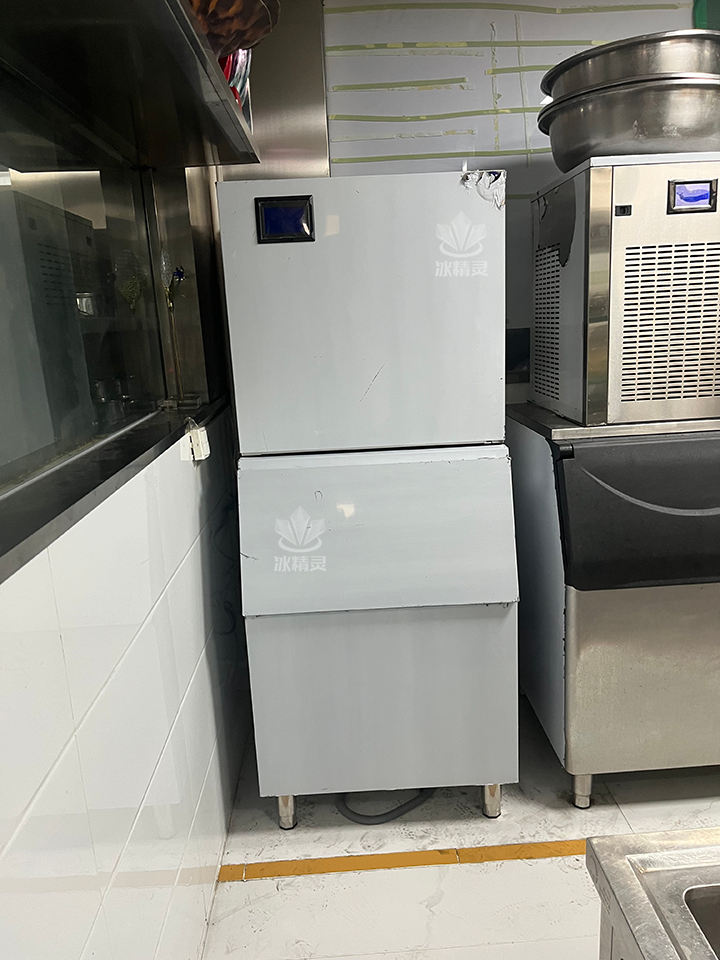 500公斤纯雪花制冰机交付河南郑州市《翠榕港式松茸火锅》