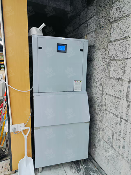 300公斤片冰制冰机交付江西赣州市宁都县《好街坊超市》